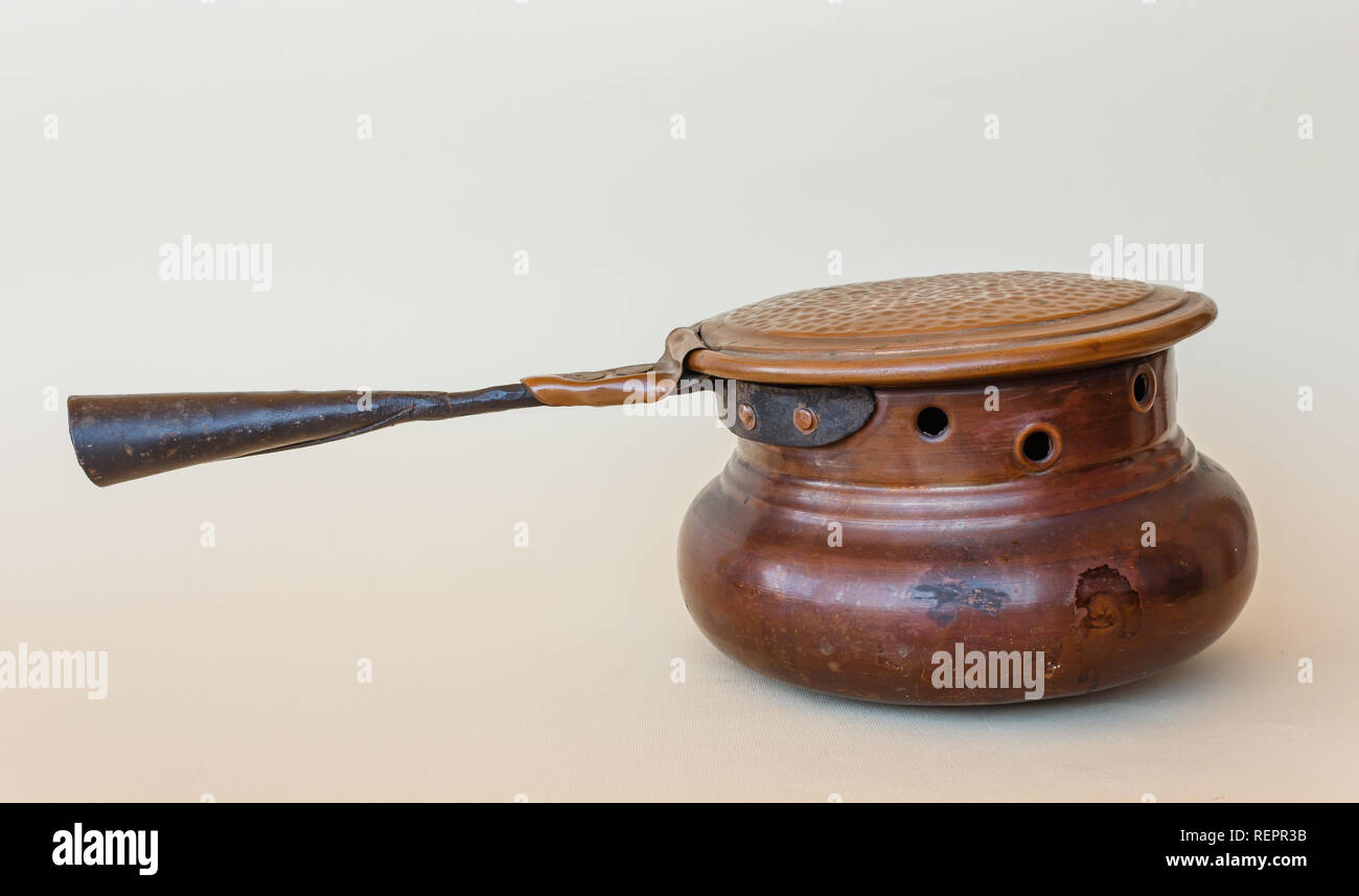 Calentador de cobre era un brasero que se utiliza para calentar la cama y  sábanas Fotografía de stock - Alamy