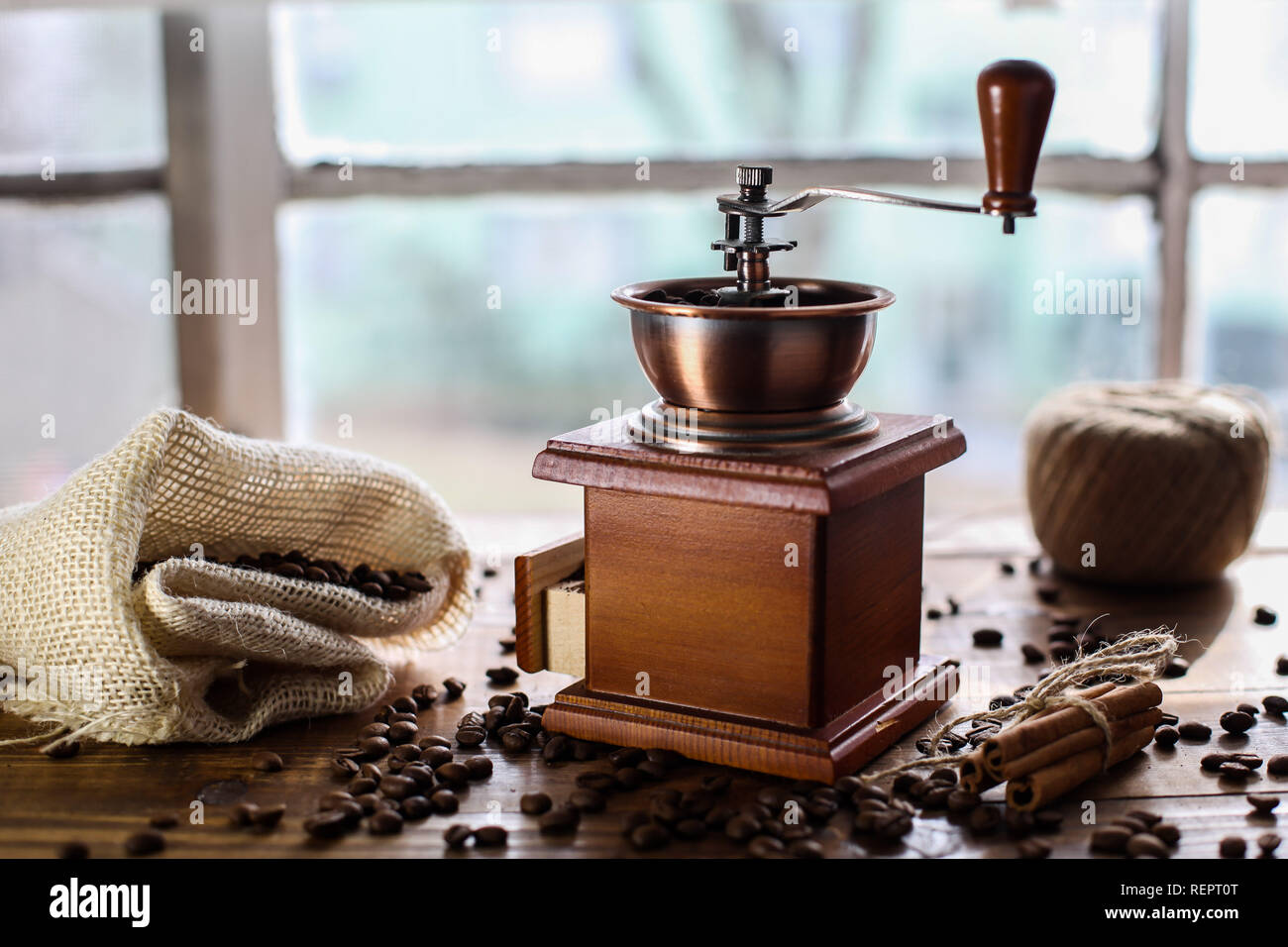 Molinillo de cafe antiguo moledor de cafe manual molino de grano de cafe  clasico