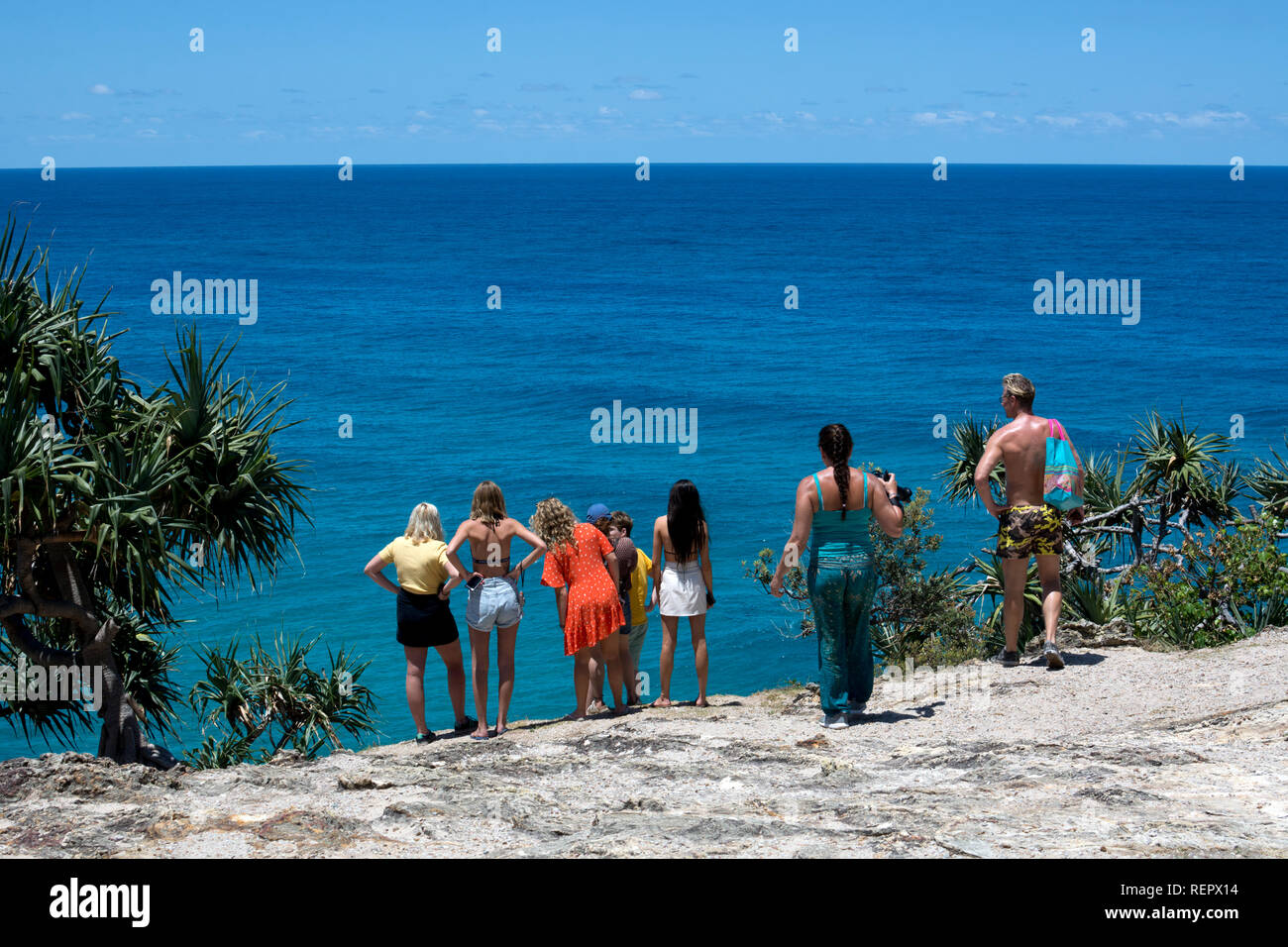 Personas en el norte de quebrada a pie buscando delfines, Point Lookout, North Stradbroke Island, Queensland, Australia Foto de stock