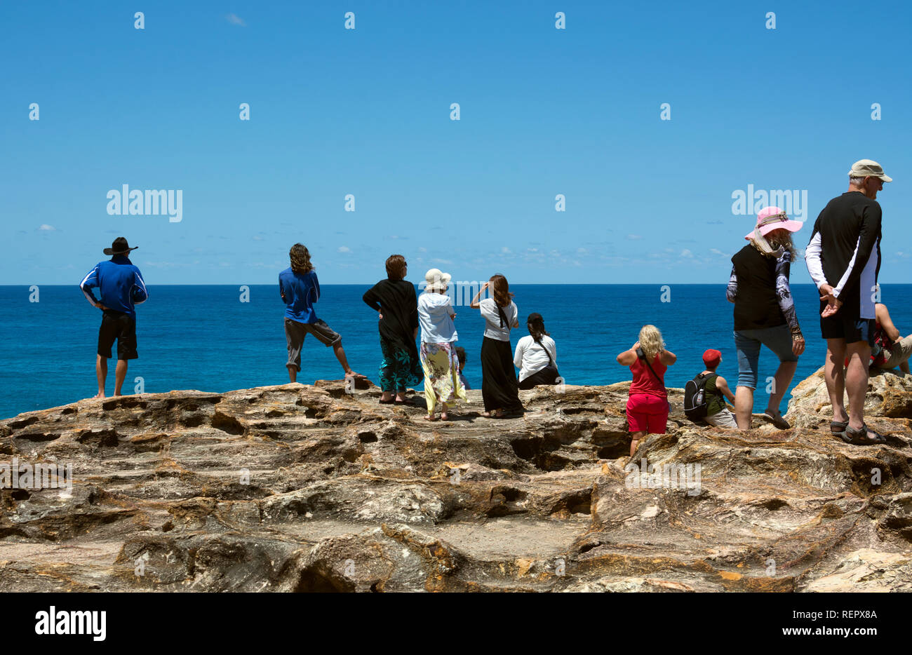 Personas en el norte de quebrada a pie buscando delfines, Point Lookout, North Stradbroke Island, Queensland, Australia Foto de stock