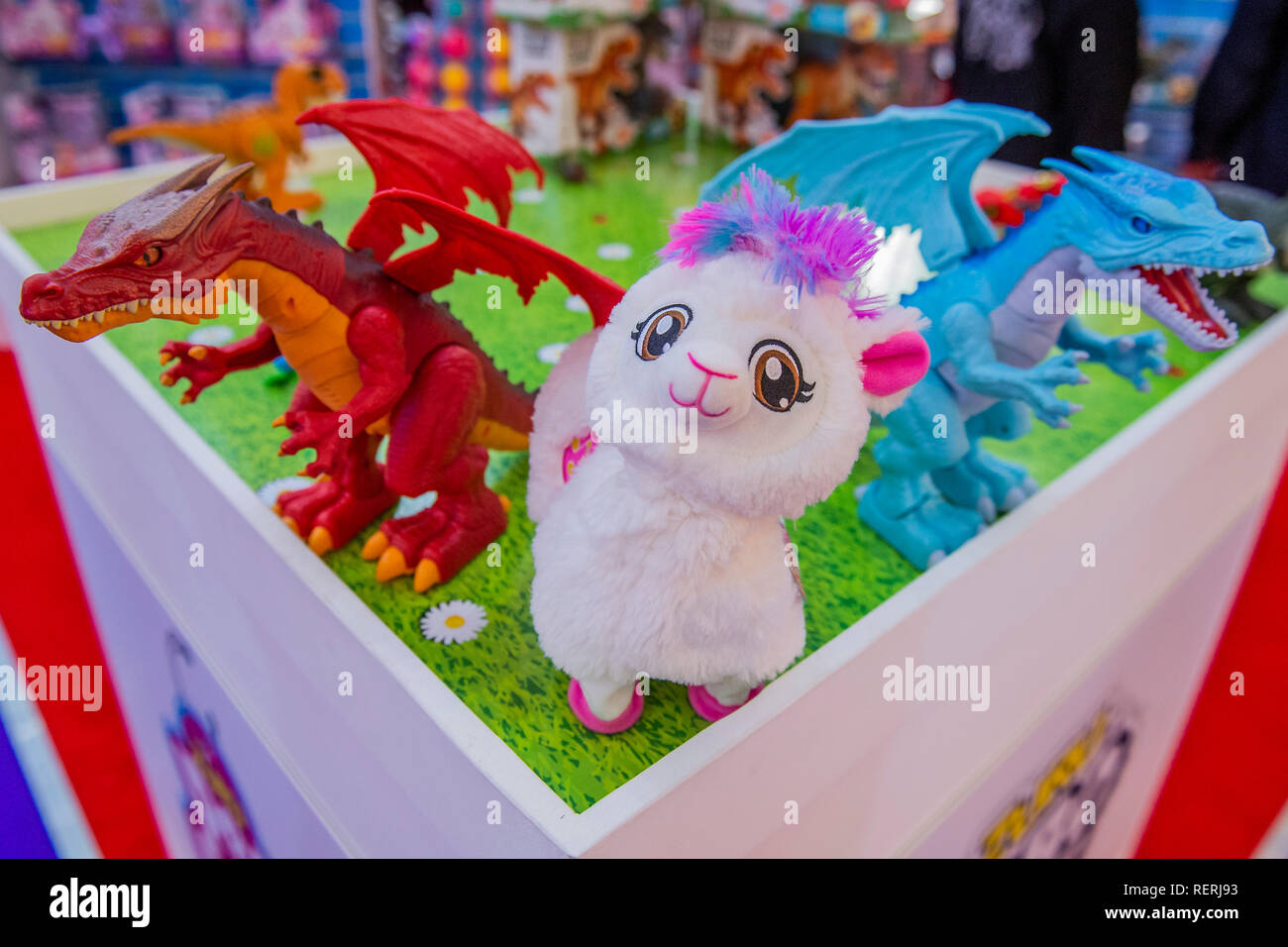 Londres, Reino Unido. El 22 de enero del 2019. Robo Zuru vivo dragones,  dinosaurios y una llama Boppi - La Feria de juguetes en Olimpia en Londres.  Crédito: Guy Bell/Alamy Live News
