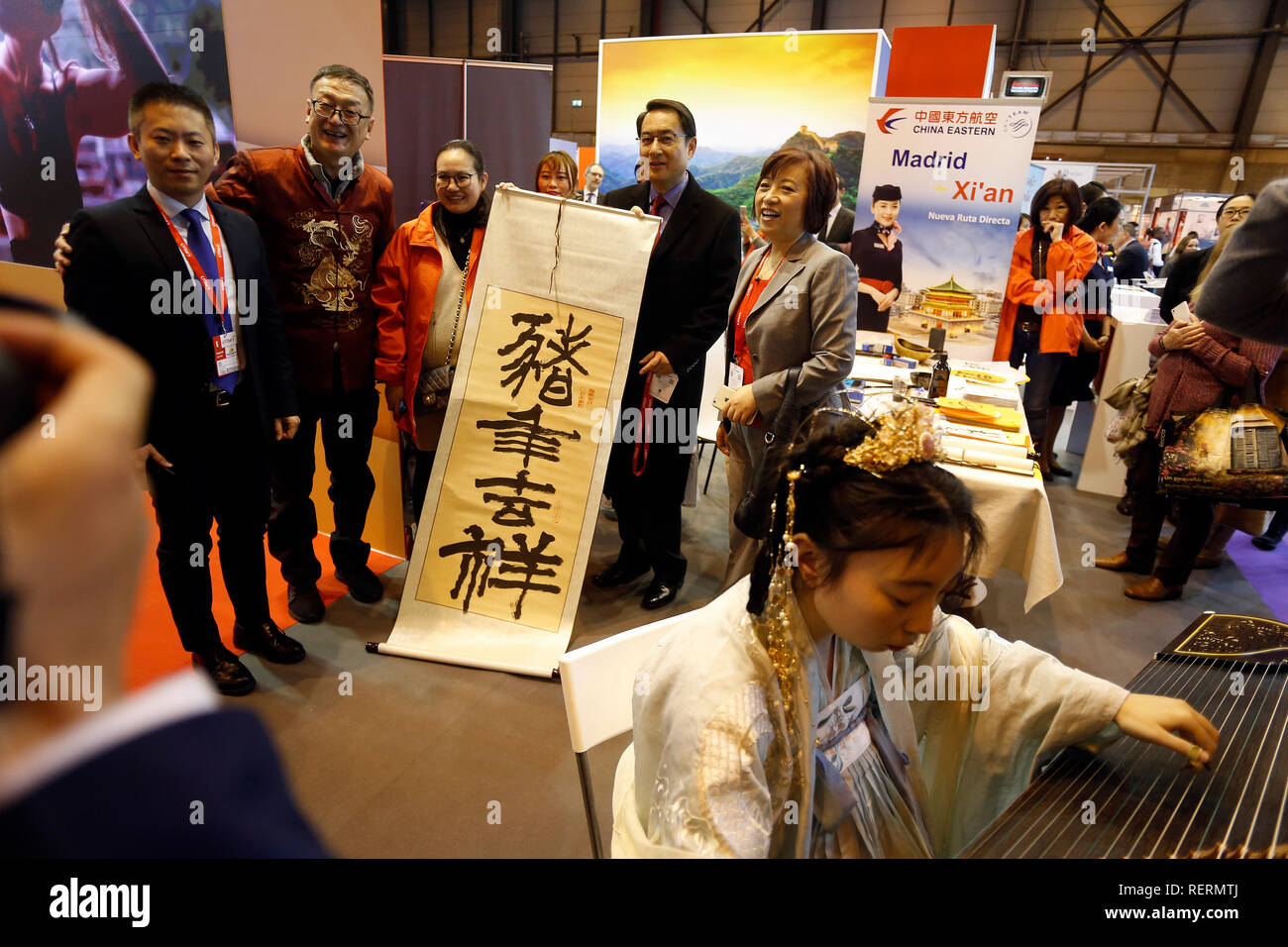 Embajador de España en China, Lyu Fan Visite el stand de China mientras recibe un regalo de FITUR expositores durante FITUR el día de apertura. Feria Internacional de Turismo (FITUR) es un espacio de encuentro internacional para los profesionales del turismo en todo el mundo. Foto de stock
