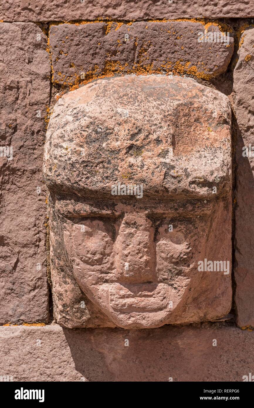 Cabezas de piedra en el muro del Templo de Kalasasaya (lugar de piedras) con los monolitos de la época pre-Inca Foto de stock