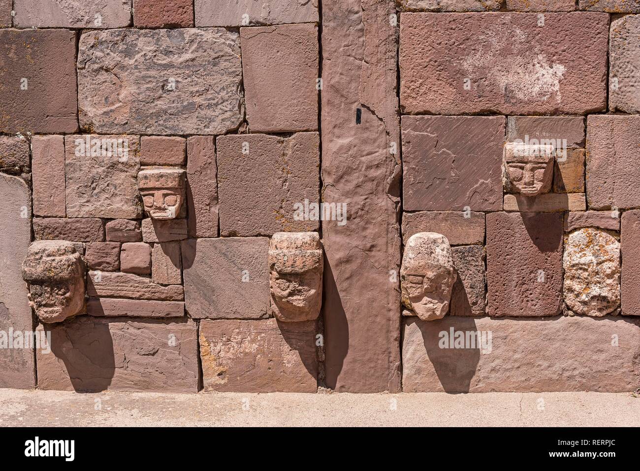 Cabezas de piedra en el muro del templo de Kalasasaya (lugar de piedras) con monolitos del período pre-Inca Foto de stock
