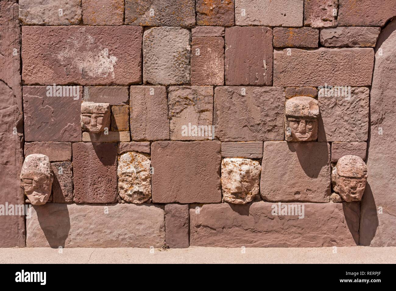 Cabezas de piedra en el muro del templo de Kalasasaya (lugar de piedras) con monolitos del período pre-Inca Foto de stock