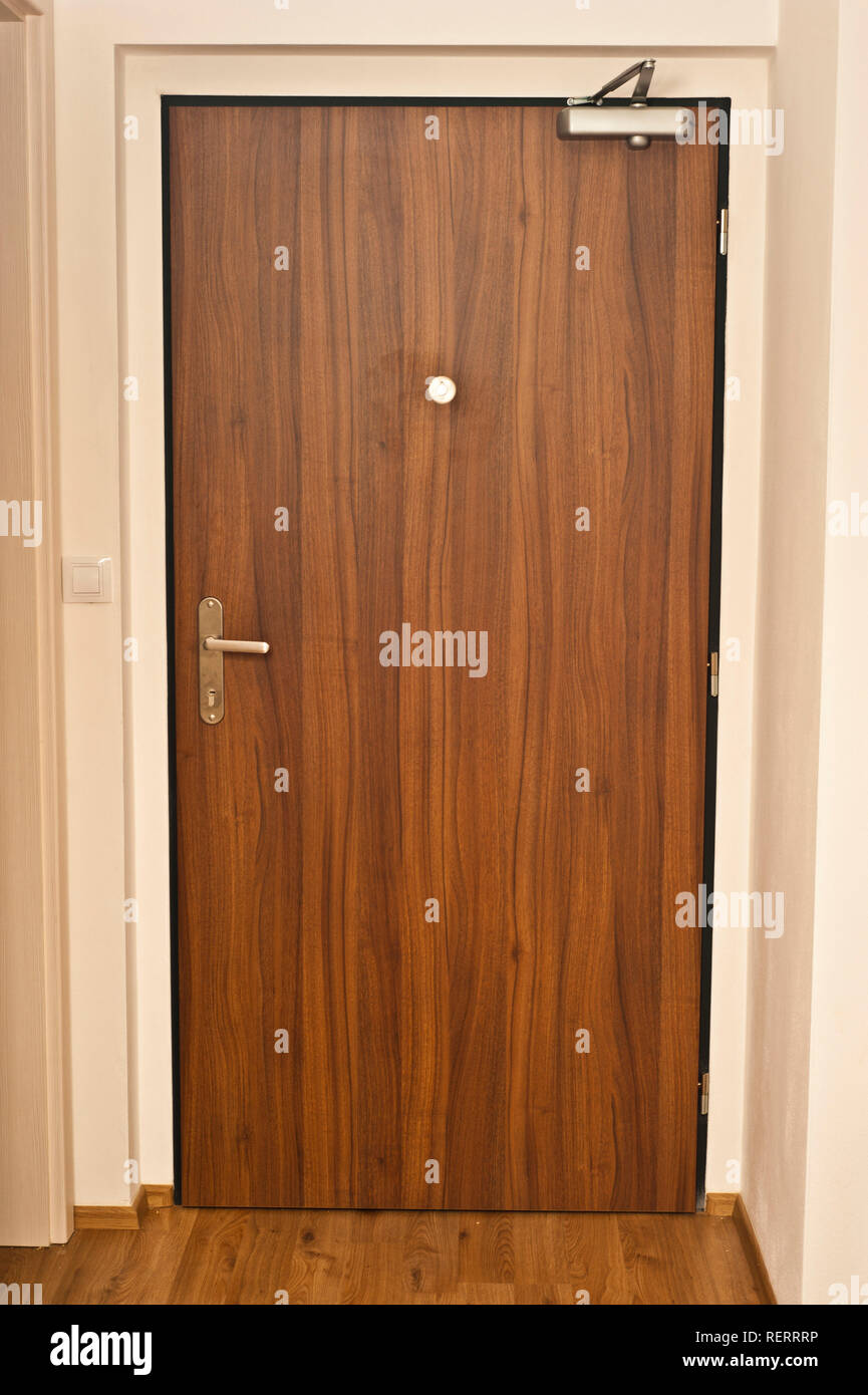 Puerta de entrada del apartamento fotografías e imágenes de alta resolución  - Alamy