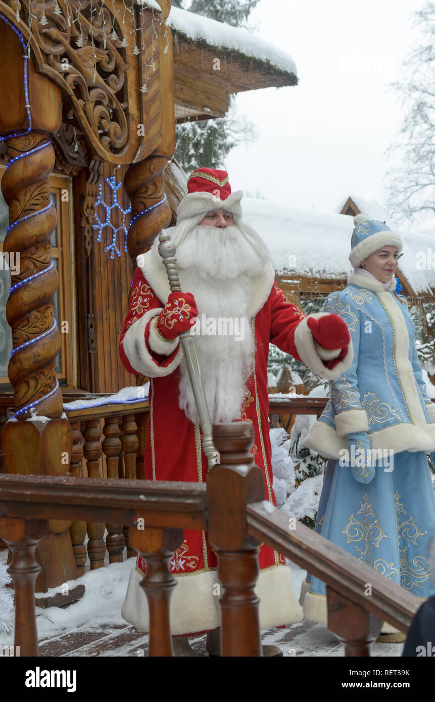 Hermosa Mujer Joven Traje Tradicional Ruso Doncella Nieve Año Nuevo:  fotografía de stock © dariazu #410301082
