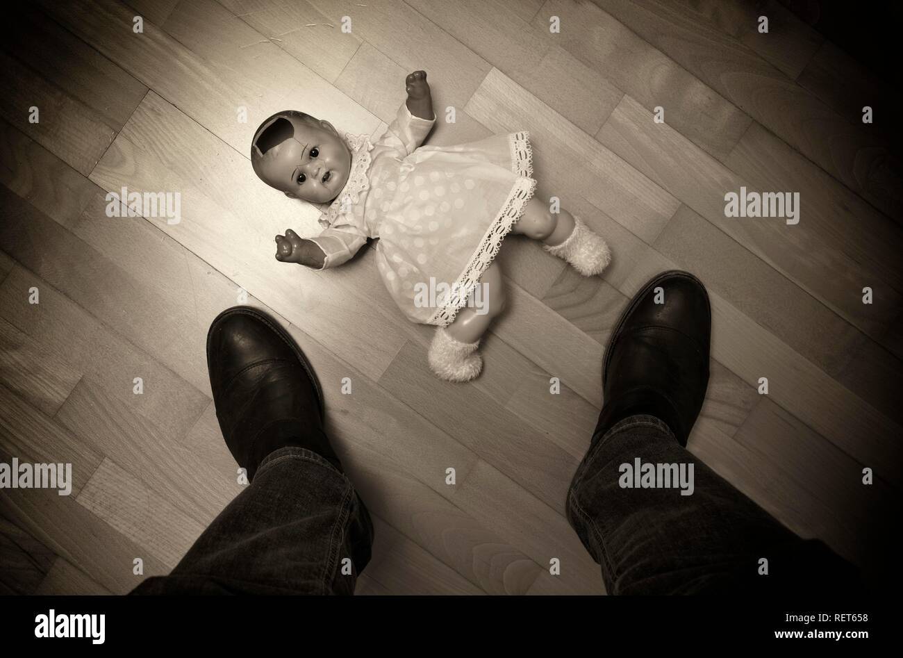 Imagen Símbolo de abuso infantil, muñeca, dañado, tumbado en el suelo, el hombre, Baden-Württemberg, Alemania Foto de stock