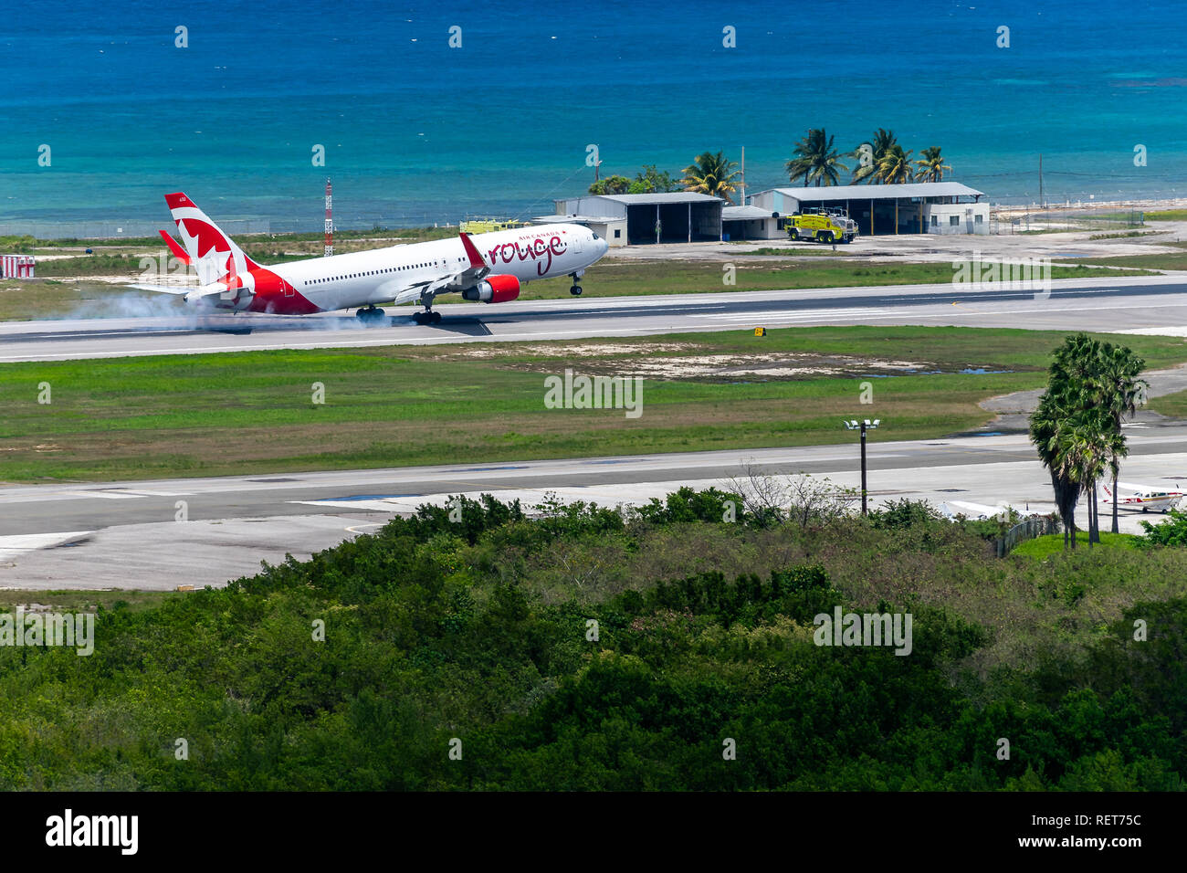 En Montego Bay, Jamaica, el 27 de marzo de 2015: Air Canada aviones que aterrizan en el Aeropuerto Internacional Sangster (MBJ) en Montego Bay, Jamaica Foto de stock