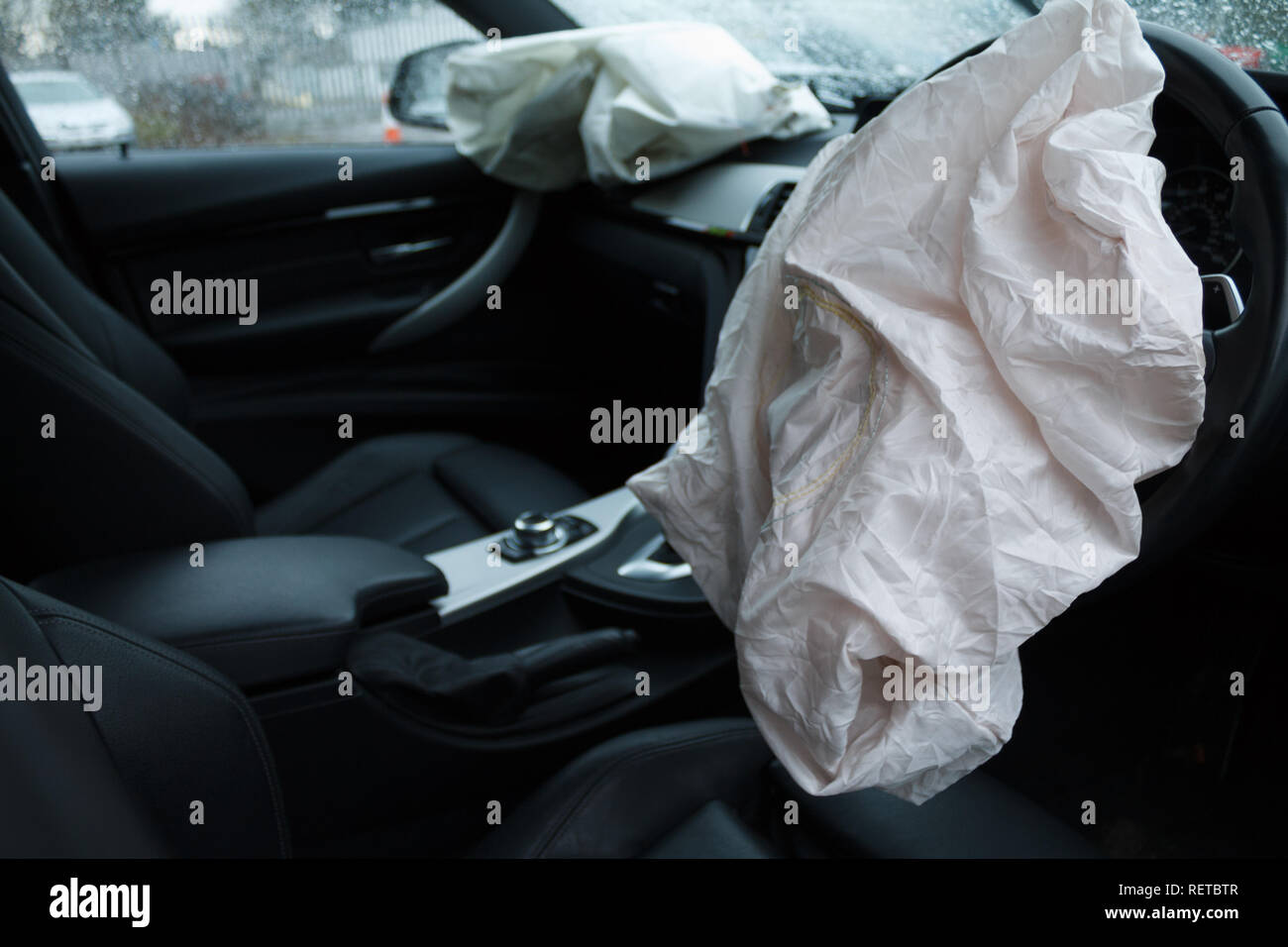 parabrisas roto de un coche por un disparo de una bolsa de aire a una  profundidad de campo baja Fotografía de stock - Alamy