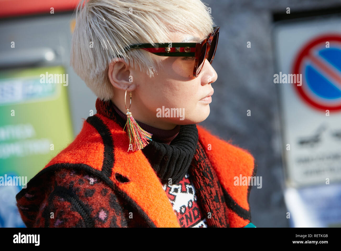 Milán, Italia - 14 de enero de 2019: Mujer con suéter y Fendi Gucci gafas  de sol antes de Emporio Armani Fashion Show, la Semana de la moda de Milán  street style