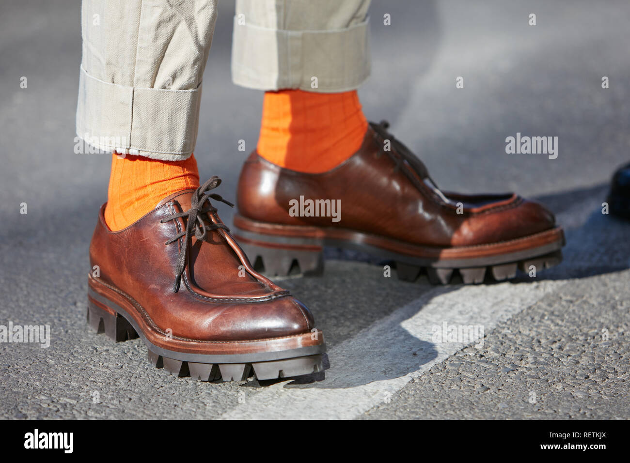 Milán, Italia - 14 de enero de 2019: el hombre con zapatos de cuero marrón y naranja calcetines antes de Emporio Armani Fashion Show, la Semana de la moda de Milán street style Foto de stock