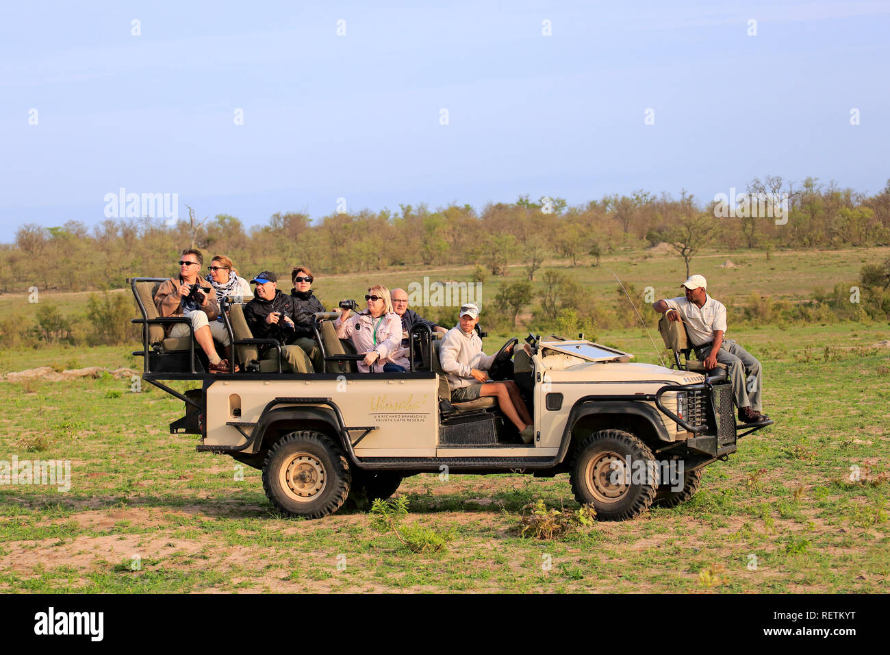 Vehículo de Safari, unidad de juego privado con turistas en vehículo de safari, Sabi Sand Game Reserve, el Parque Nacional Kruger, Sudáfrica, África Foto de stock