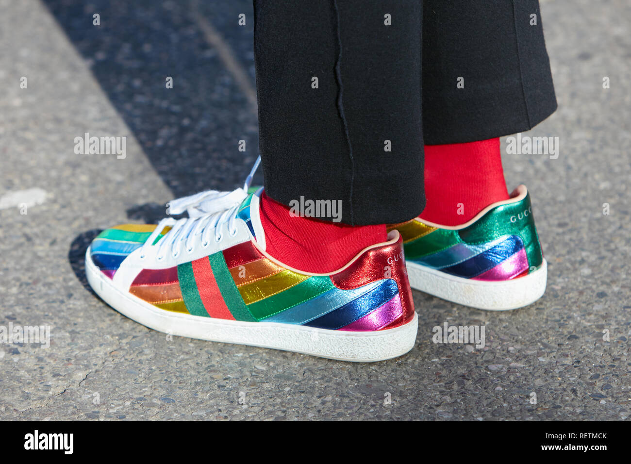 Milán, Italia - 14 de enero de 2019: Una mujer con los colores del arco  iris Gucci zapatillas y calcetines rojos antes de Emporio Armani Fashion  Show, calle de la Semana de