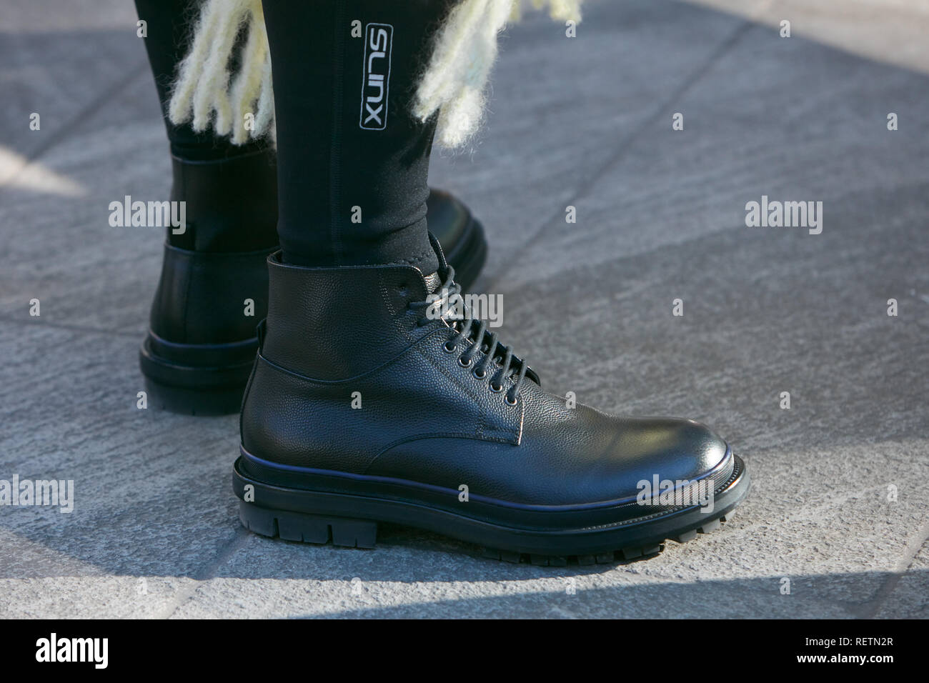 Italia - 14 de enero de 2019: el hombre con botas de y pantalón