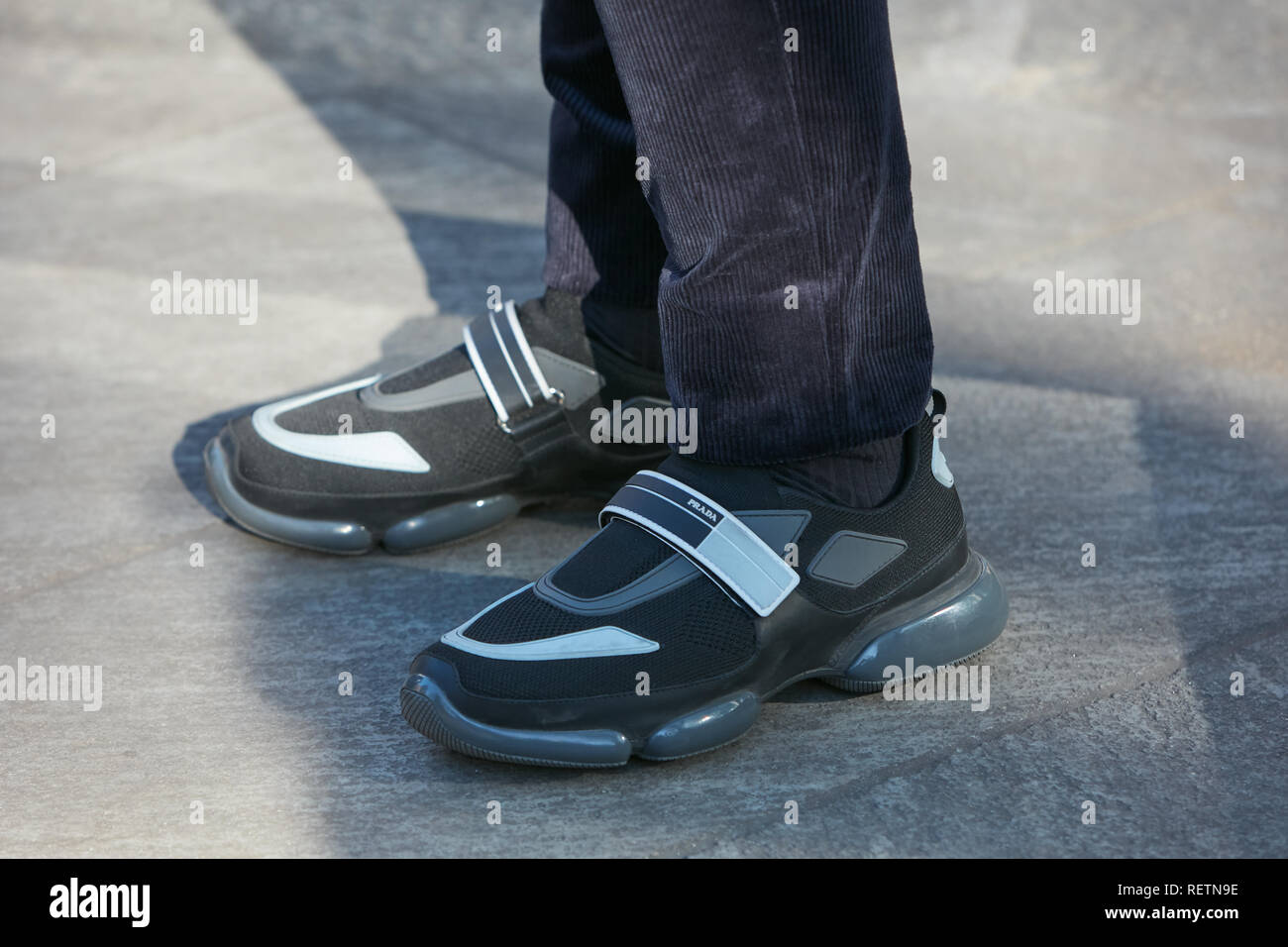 Milán, Italia - 14 de enero de 2019: el hombre de negro y gris Prada zapatos  y pantalones de terciopelo antes del Emporio Armani Fashion Show, calle de  la Semana de la