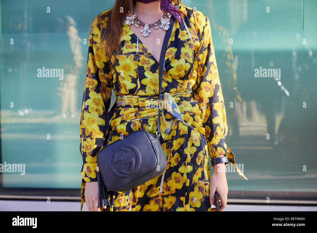 Milán, Italia - 14 de enero de 2019: Una mujer con vestido floral amarillo  y azul Gucci