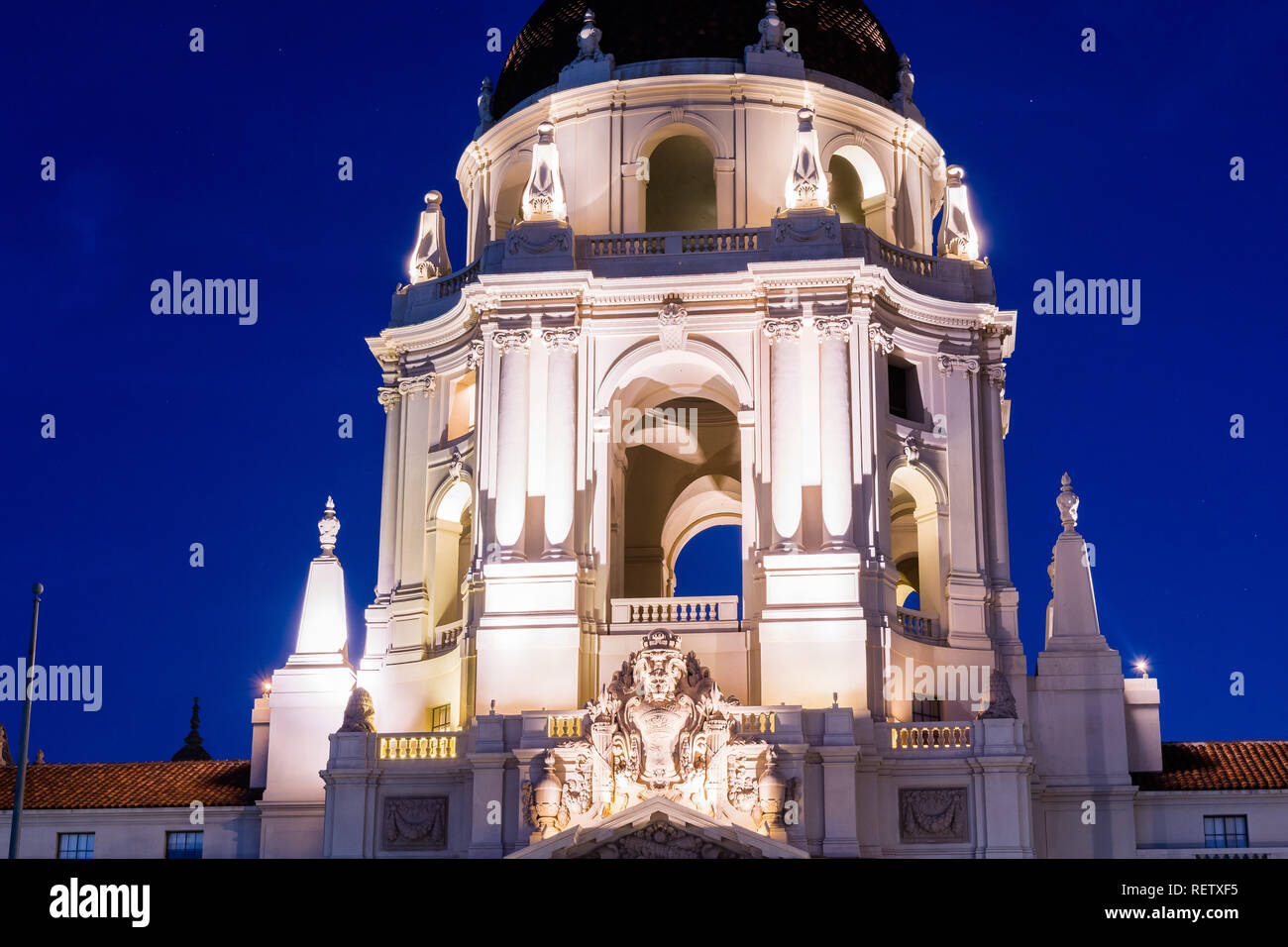 Vista nocturna de la hermosa fachada de Pasadena City Hall cerca de Los Angeles, California Foto de stock