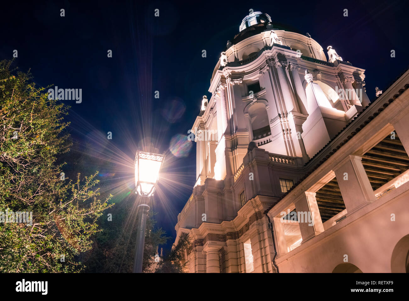 Vista nocturna de la hermosa fachada de Pasadena City Hall cerca de Los Angeles, California Foto de stock