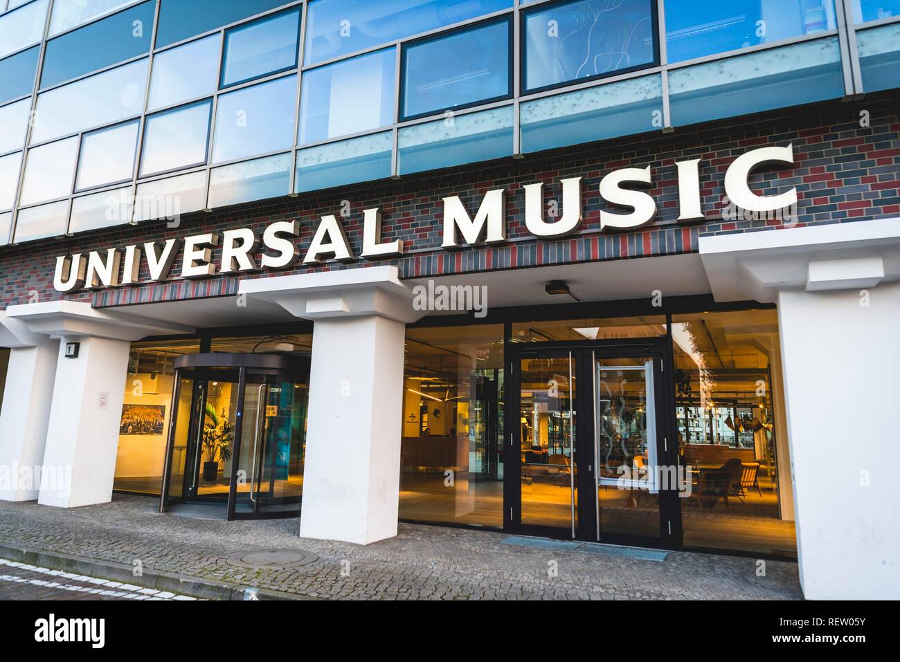 Oficina de Universal Music GmbH en Stralauer Allee, Berlin, Alemania Foto de stock