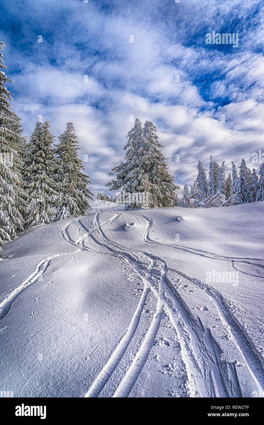 Fantástico paisaje invernal. colorido cielo iluminado por la luz solar. Foto de stock