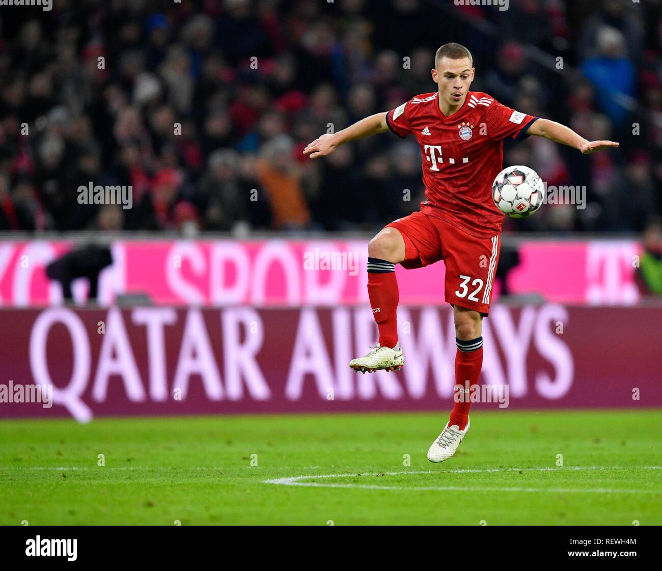 Joshua Kimmich FC Bayern Munich sobre la bola, Qatar Airways, Allianz Arena, Múnich, Baviera, Alemania Foto de stock