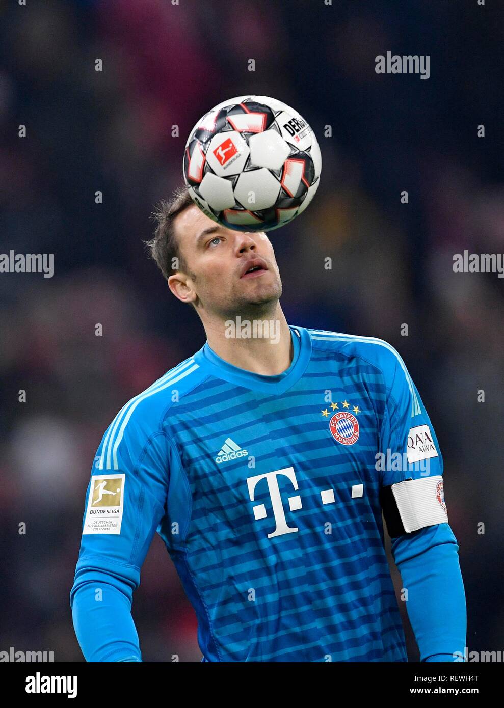 Portero Manuel Neuer FC Bayern Munich con balón, Allianz Arena, Múnich, Baviera, Alemania Foto de stock