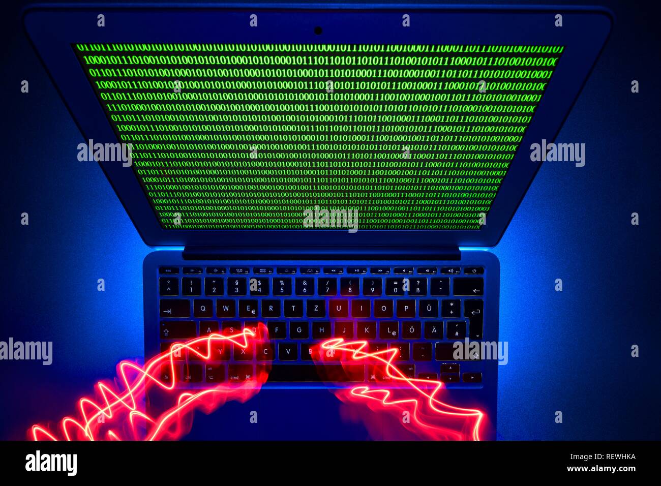 Rastros de la luz sobre el teclado del ordenador, la imagen símbolo de la ciberdelincuencia, delitos informáticos, protección de datos, Baden-Württemberg, Alemania Foto de stock