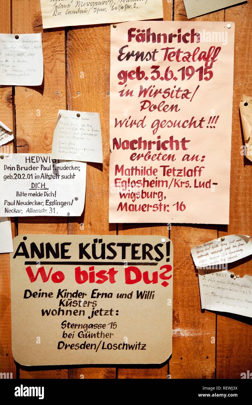 Muro de notas con preguntas sobre el paradero de los familiares después de la Segunda Guerra Mundial, Haus der Geschichte, Bonn Foto de stock