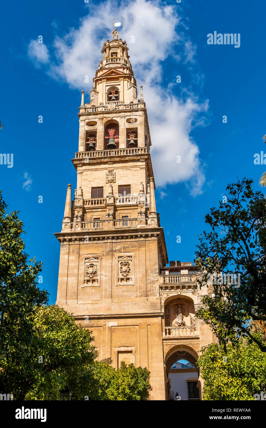 Desde abajo foto de alto ornamental antiguo campanario de la Mezquita Catedral) bajo un cielo azul en Córdoba, España Foto de stock