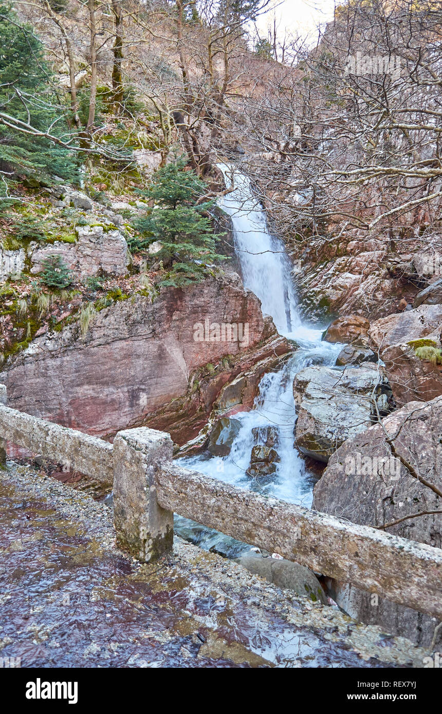 Hermosos paisajes naturales en las cascadas de Anthochori village en Grecia  Central, Karditsa. Increíbles vistas de los bosques de Grecia durante el  período de invierno Fotografía de stock - Alamy