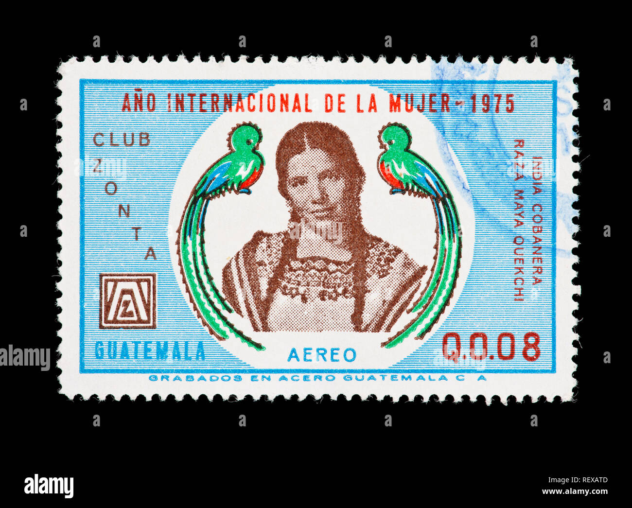 Sello de Guatemala representando dos quetzales y Quekchi mujer vistiendo Huipil Maya, expedido para el Año Internacional de la Mujer, 1975. Foto de stock