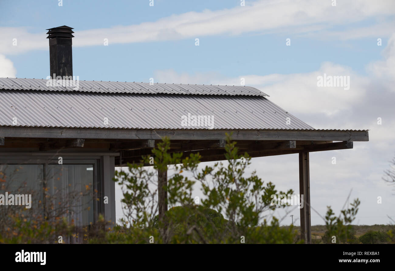 Techo de metal de zinc en respetuosa con el medio ambiente casa de campo o cabaña en Sudáfrica Foto de stock