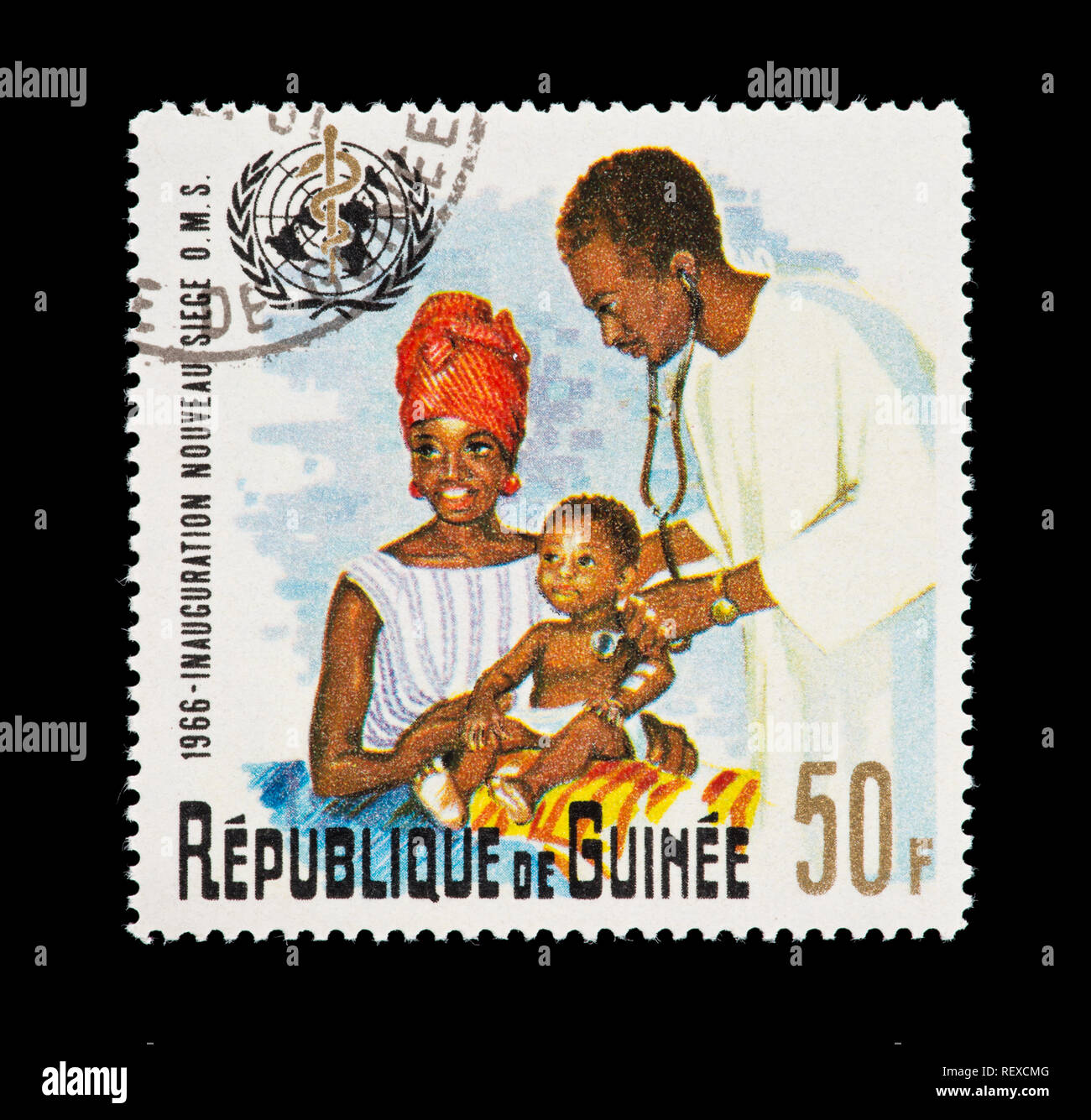 Sello de Guinea representando el emblema de la OMS y un médico que atiende a una madre con un hijo Foto de stock