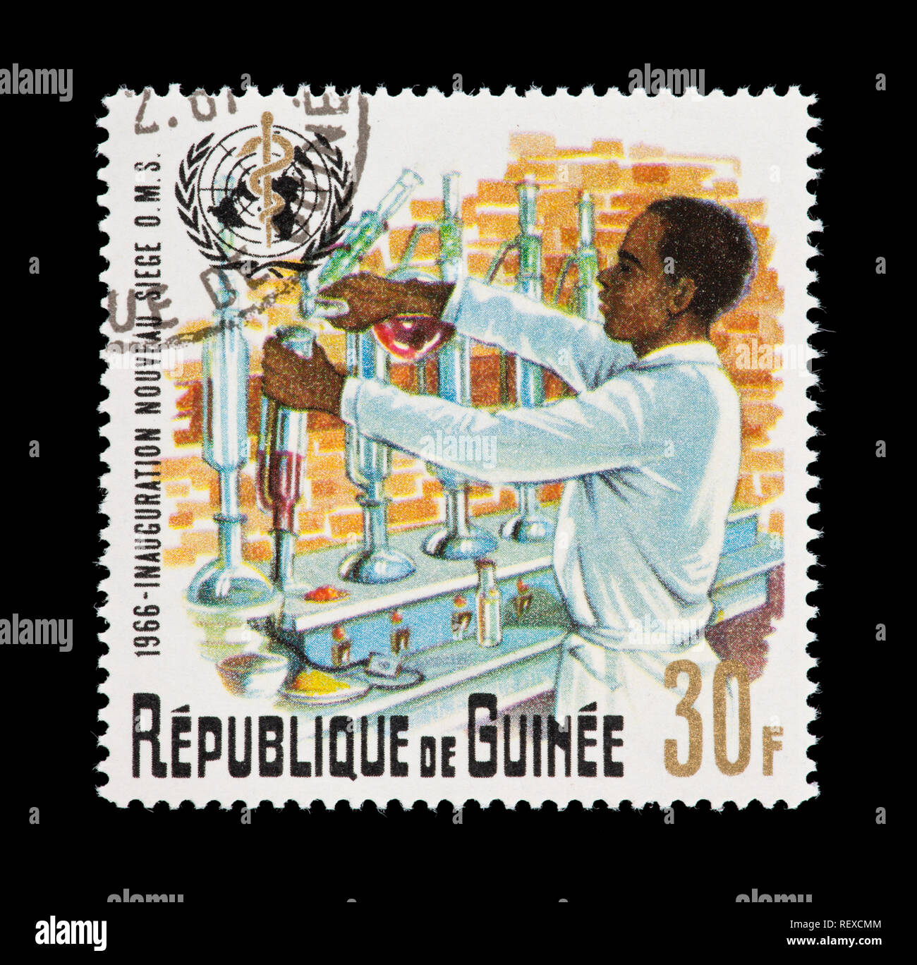 Sello de Guinea representando el emblema de la OMS y un técnico de laboratorio. Foto de stock