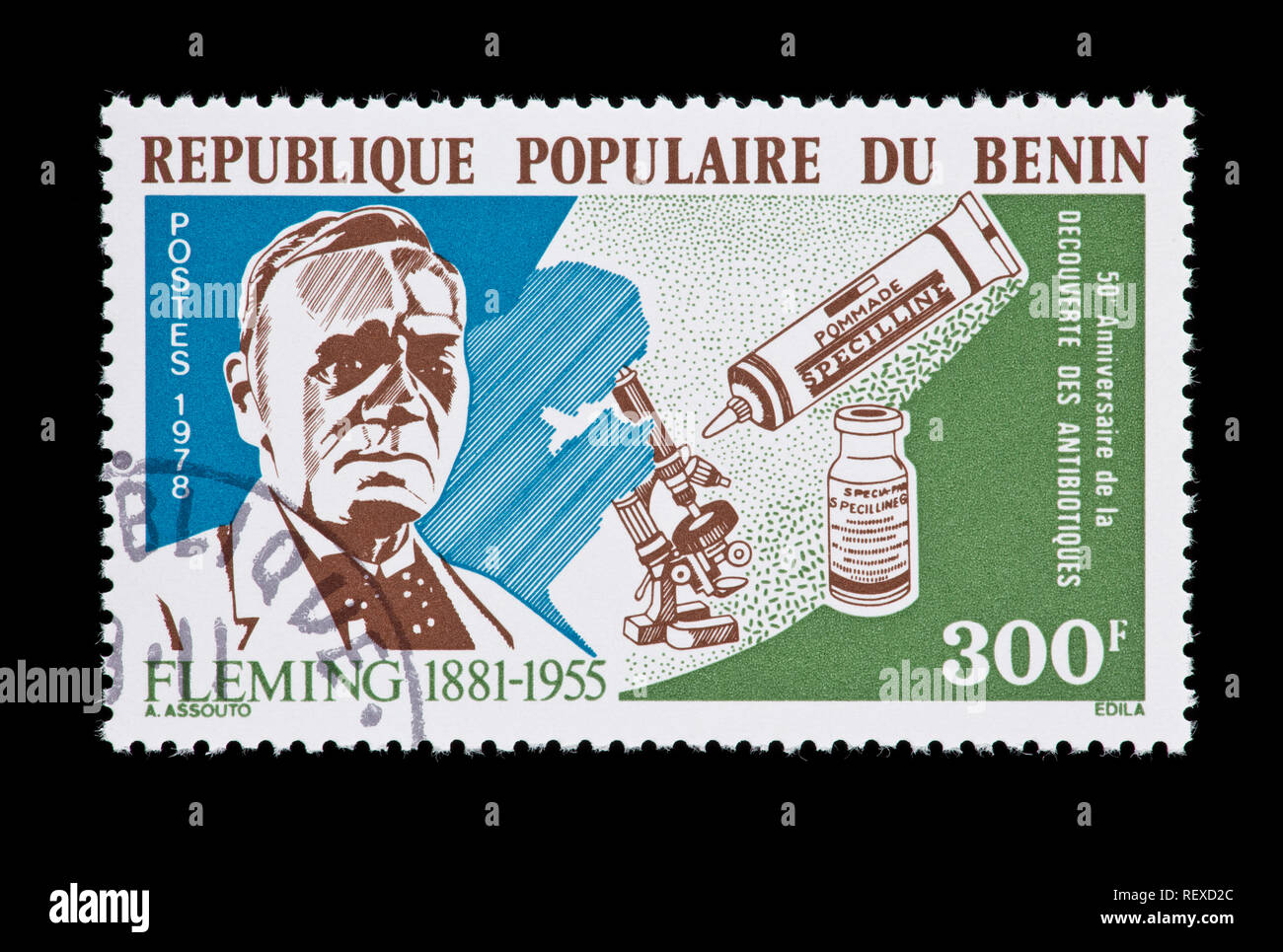 Sello fro Benin representando a Alexander Fleming, el microscopio y el tubo de la penicilina. Foto de stock