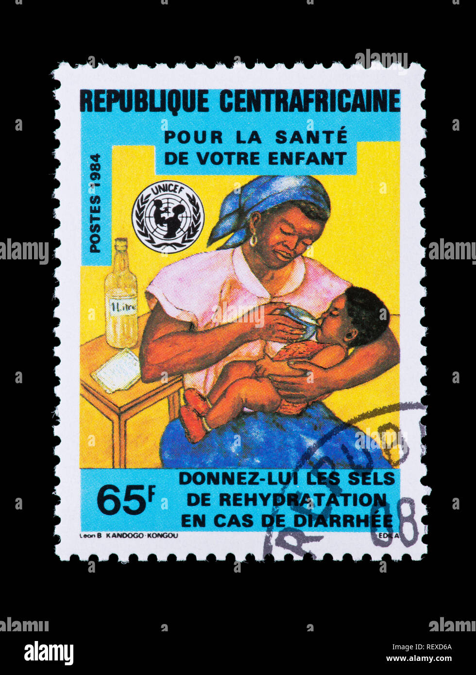 Sello de la República Centroafricana representando la madre dar líquidos a un niño, emitida para conmemorar el UNICEF Foto de stock