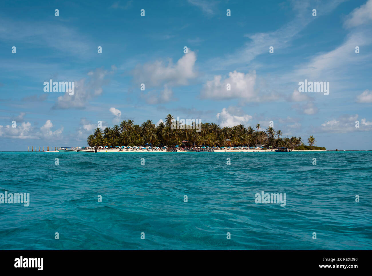 Destino turístico del Caribe: El pequeño islote de Johnny Cay y el Mar de siete colores. La isla de San Andrés, Colombia. Oct 2018 Foto de stock