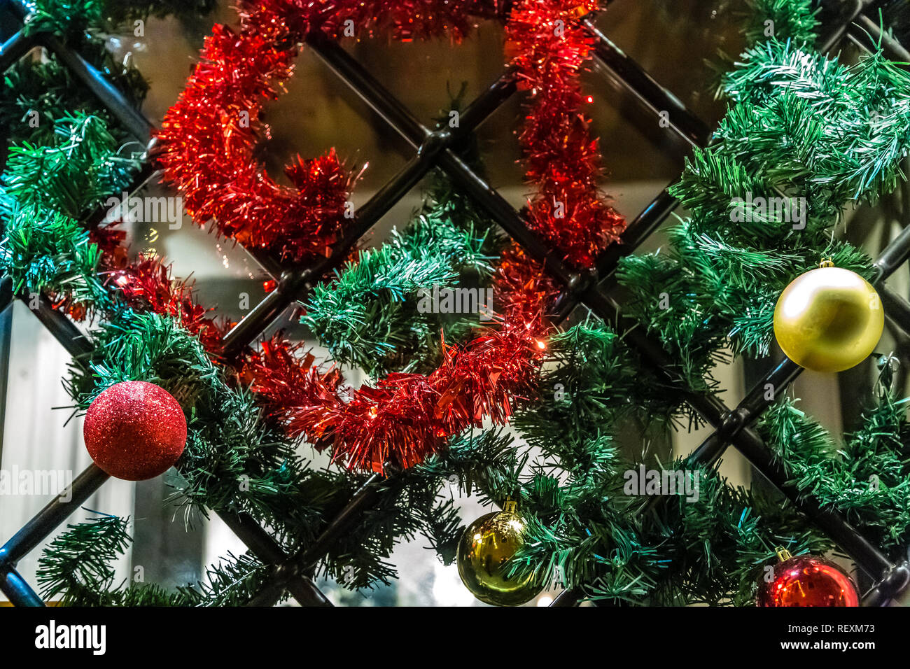 Adornos de Navidad en la reja de hierro Fotografía de stock - Alamy