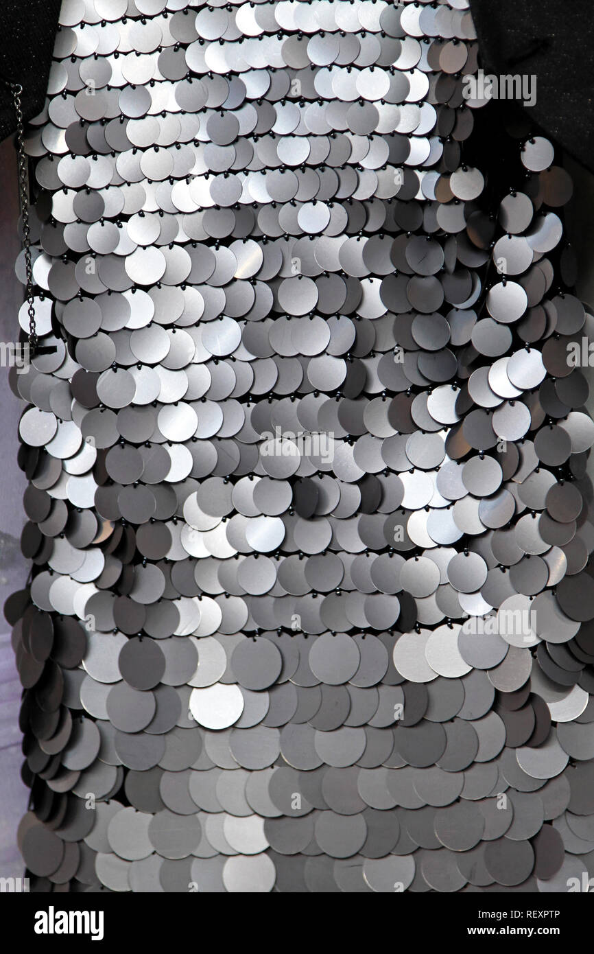 Detalle de moda vestido de plata con círculos brillantes Fotografía de stock - Alamy Detalle de moda vestido de plata con círculos brillantes Fotografía de stock - Alamy
