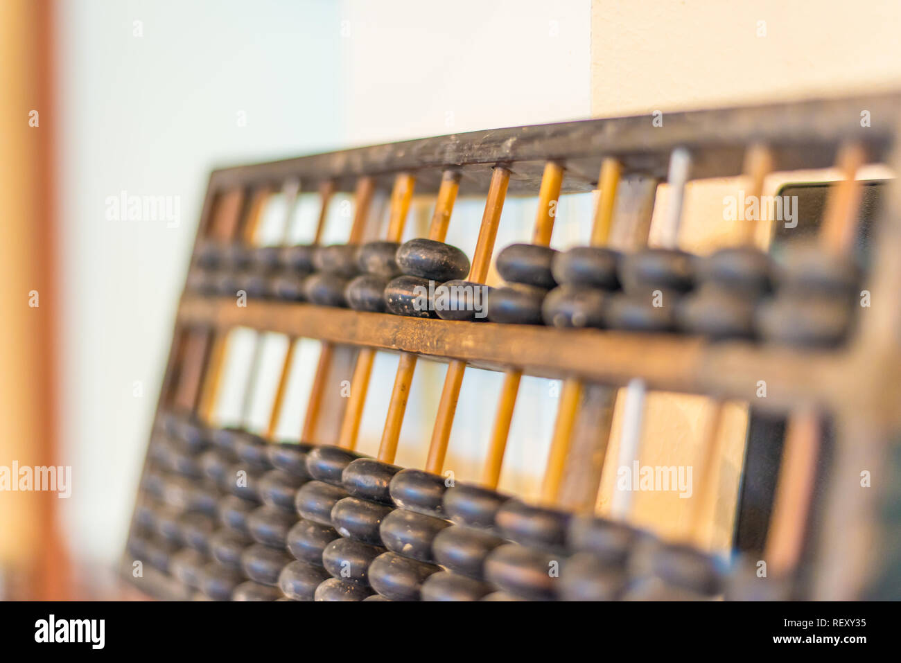 Abacus colocado sobre la mesa en una tienda de antigüedades. Foto de stock