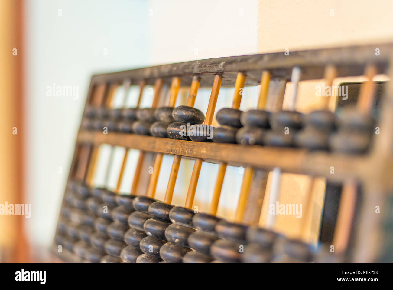 Abacus colocado sobre la mesa en una tienda de antigüedades. Foto de stock