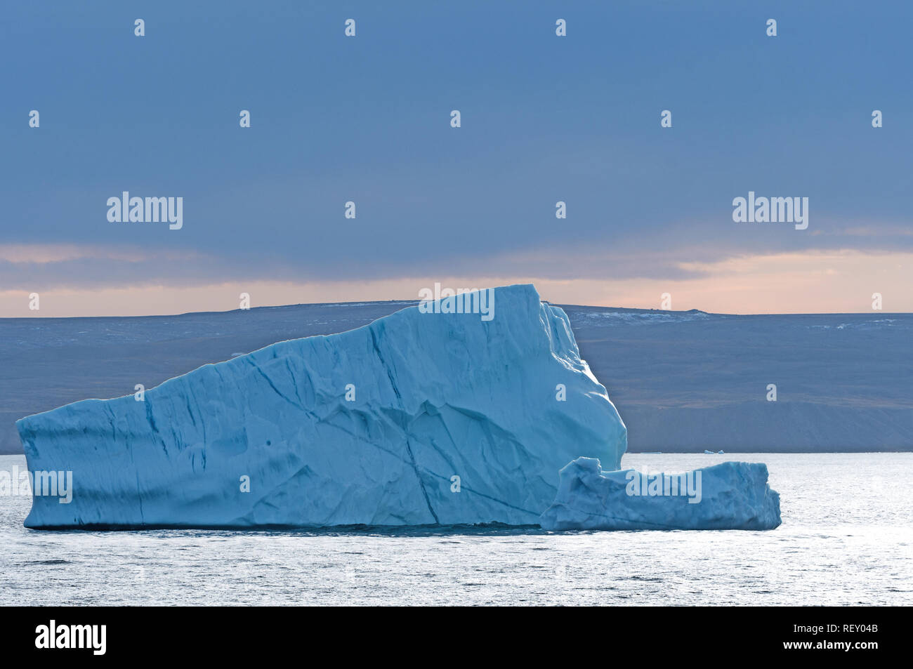Iceberg en el crepúsculo cerca de Cape Dyer en la isla de Baffin en el Alto Ártico de Nunvut, Canadá Foto de stock