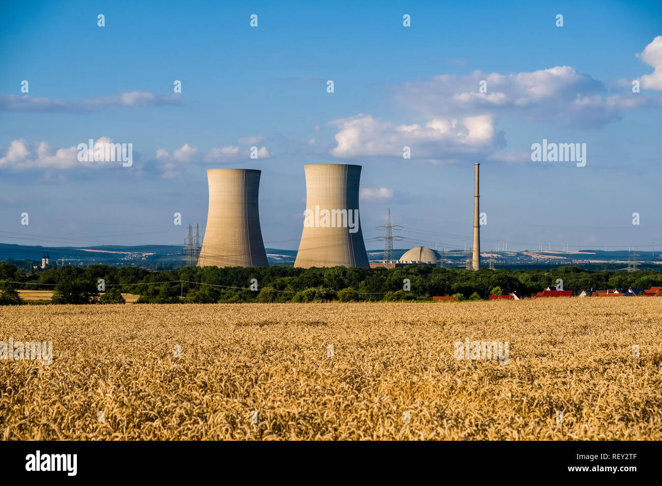 Las torres de enfriamiento de la planta de energía nuclear de Grafenrheinfeld campiña agrícola Foto de stock