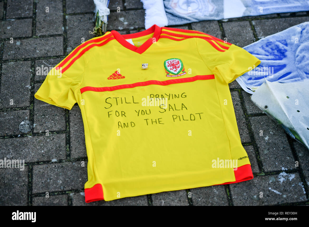 Una camiseta de fútbol con un mensaje escrito en ella salió fuera del club  de fútbol de la ciudad de Cardiff después de que un avión con la firma Emiliano  Sala a