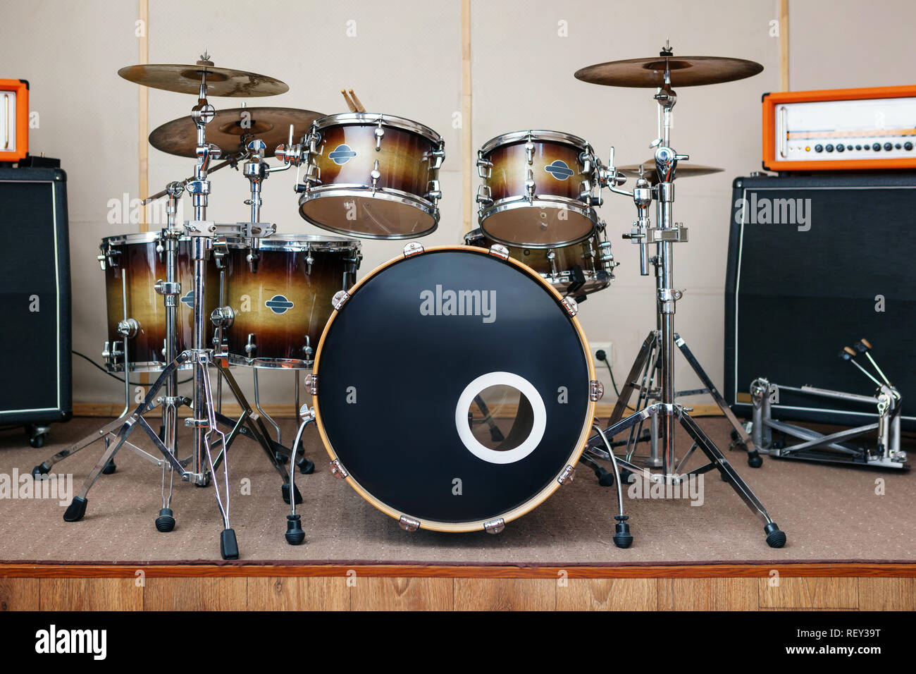 Las salas de ensayo de música con el kit de batería y equipo musical  Fotografía de stock - Alamy