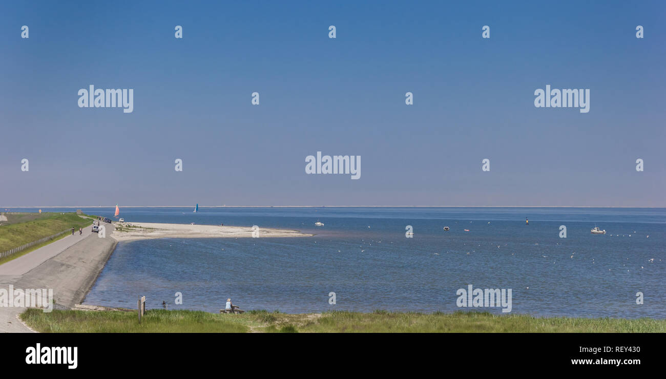 Dike y mar en la isla de Texel en Holanda Foto de stock