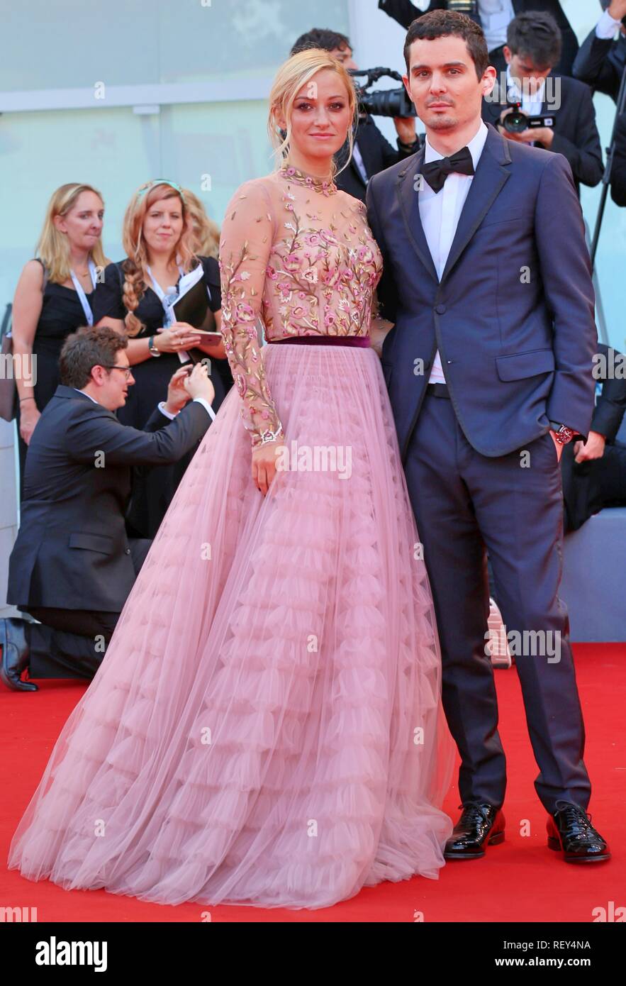 Venecia, Italia - Aug 29, 2018: Damien Chazelle y Olivia Hamilton caminar por la alfombra roja delante del 'Primer Hombre' screening (Ph: Mickael Chavet) Foto de stock