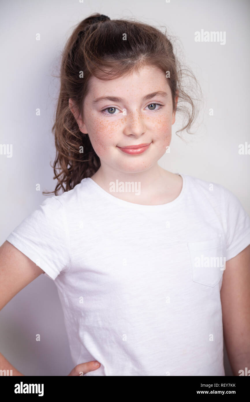 Retrato de hermosa niña de 10 años escocesa con pecas. Foto de stock