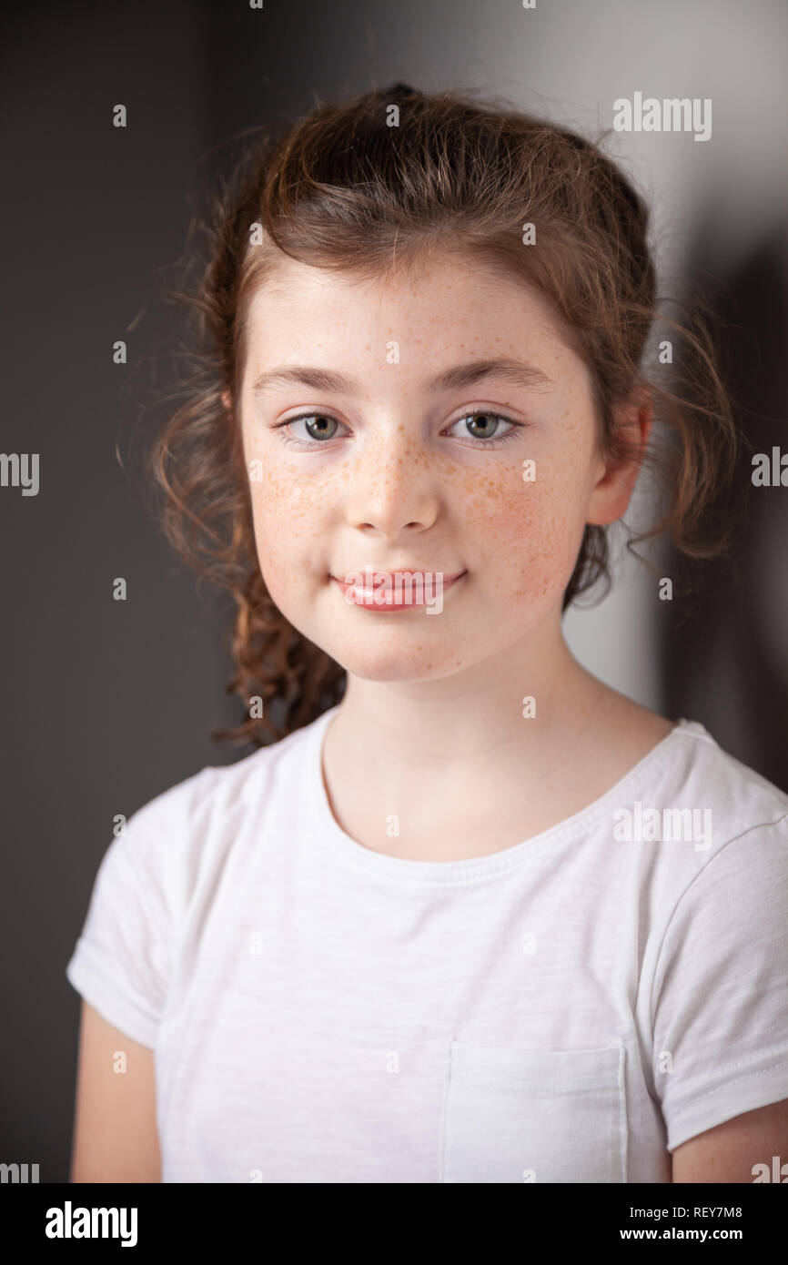 Retrato de hermosa niña de 10 años escocesa con pecas. Foto de stock
